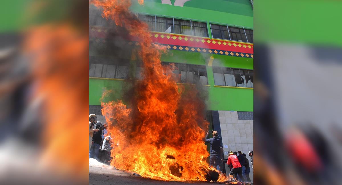 Se tomaron de manera violenta e incendiaron las instalaciones del llamado "mercado paralelo". Foto: EFE