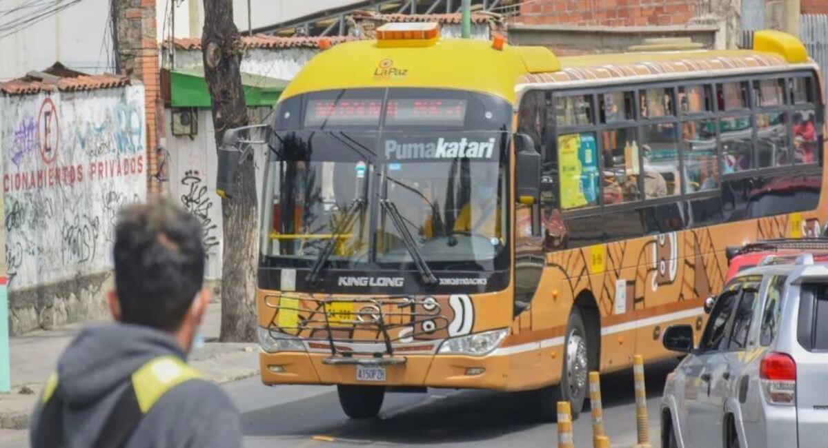 Los buses PumaKatari y Chiquititi son parte del trasporte público de la urbe paceña. Foto: AMN