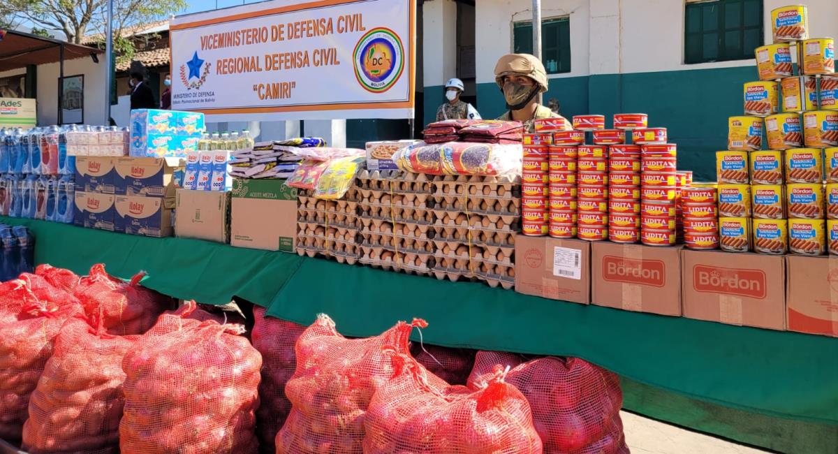 Entrega de toneladas de alimentos a bomberos voluntarios y del Ejército. Foto: Twitter
