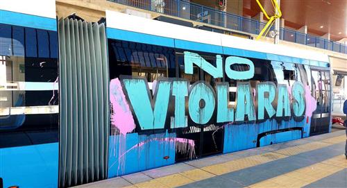 "No violarás" es la frase que pintaron en el Tren Metropolitano de Cochabamba
