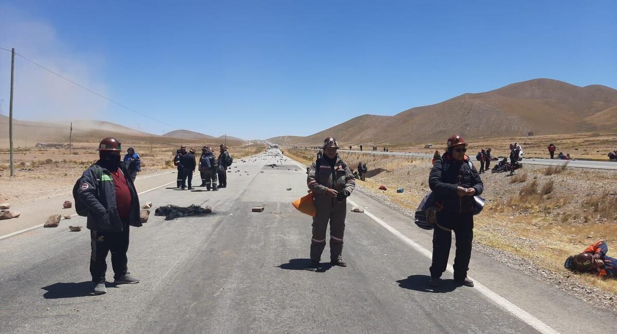 Los mineros bloquean la carretera La Paz-Oruro. Foto: Facebook Detrás de la Verdad Oruro