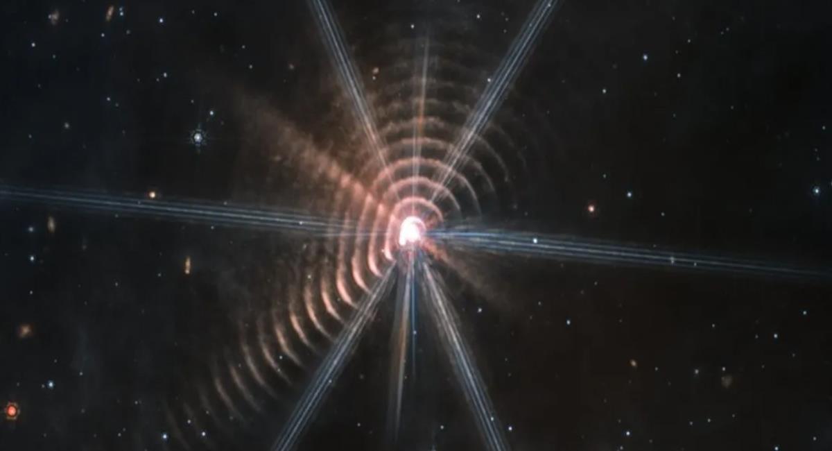 La órbita de ambas estrellas y la suma del polvo podría ser un indicador del paso del tiempo. Foto: Twitter @NASA.