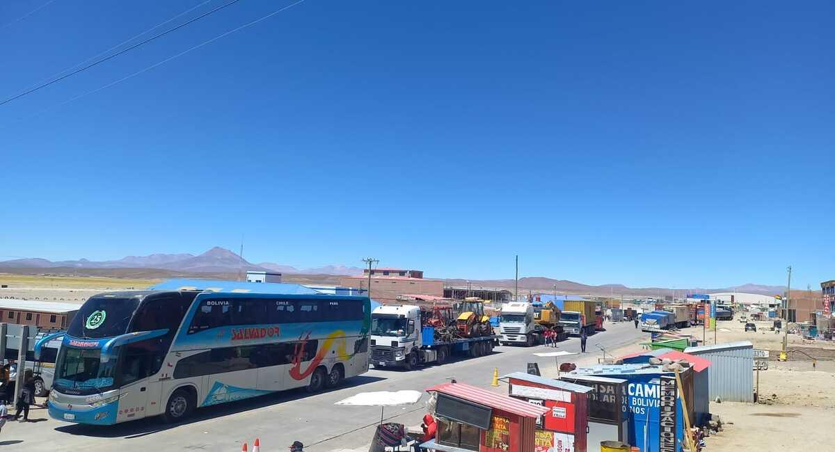 Más de mil camiones se encuentran varados en las fronteras. Foto: San Gabriel FM