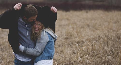 Un abrazo podría ser el inicio de una infidelidad dice la ciencia 