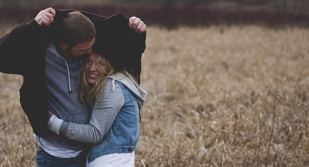 Según este estudio, la infidelidad comienza en un largo abrazo. Dependiendo del contexto. Foto: Pexels