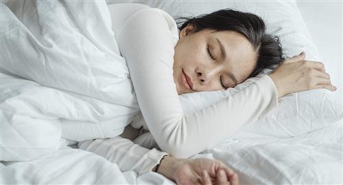 Descubre cuáles son los síntomas del insomnio que son una "alerta" para descansar 