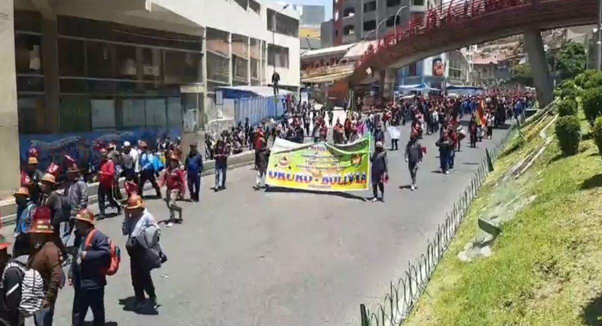 Los mineros partieron de la ciudad de El Alto y llegaron a la urbe paceña. Foto: Facebook Fedecomin Oruro