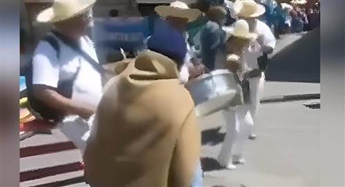 Captan a abuelita bailando en La Paz y se vuelve viral en redes sociales 