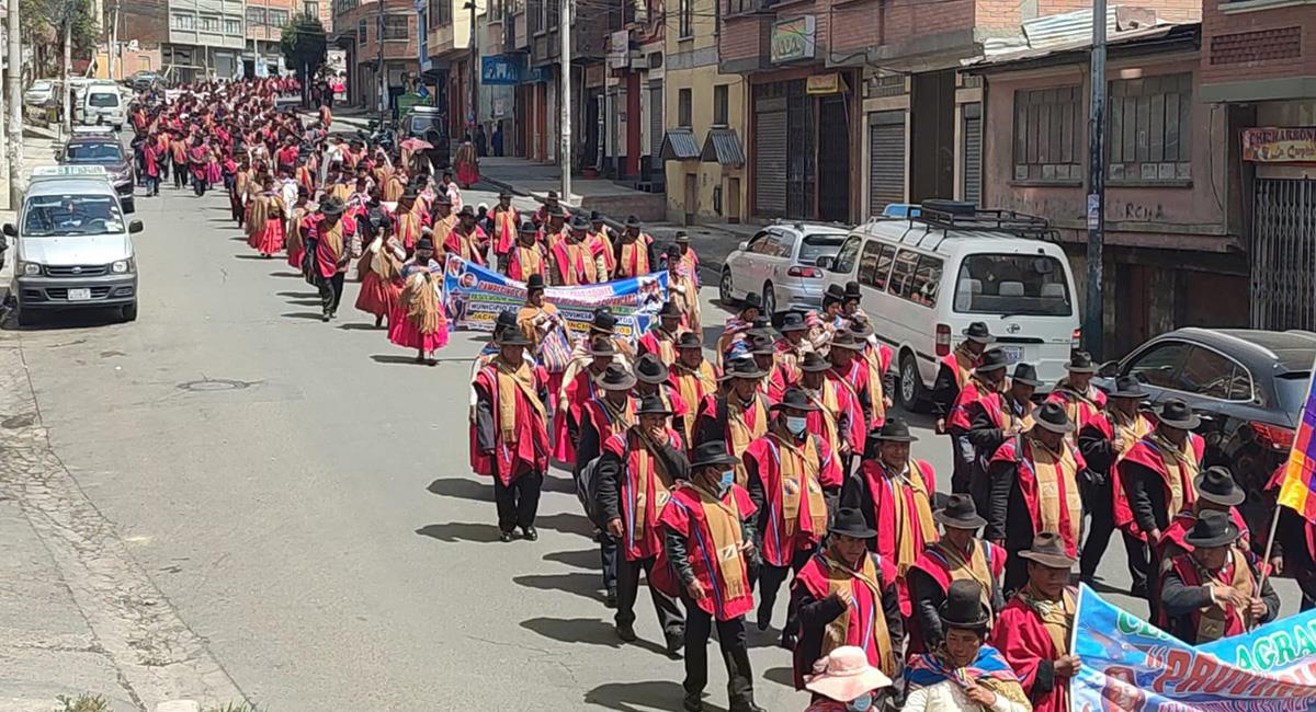 Los Ponchos Rojos iban en una marcha hasta la Plaza Murillo a entregar el pliego de peticiones. Foto: Twitter @LaTrafico