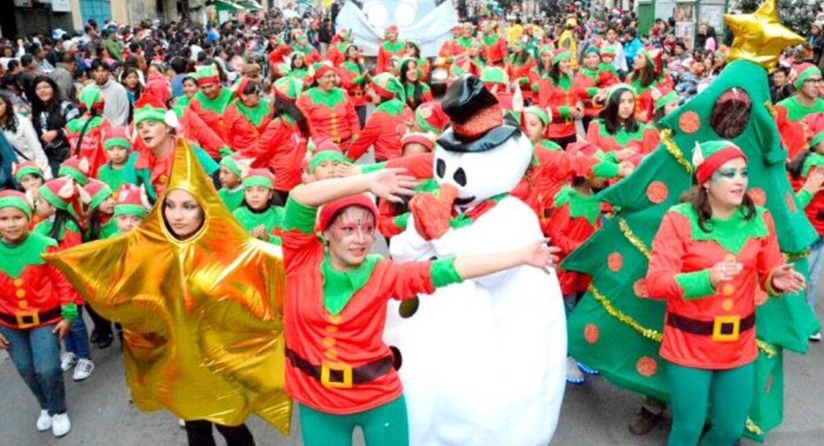 El desfile navideño y la feria de Navidad son las actividades más esperadas por los paceños. Foto: UMSA