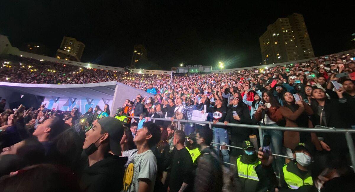 Cientos de fans se quedaron en las afueras del Teatro al Aire Libre. Foto: Bolivisión
