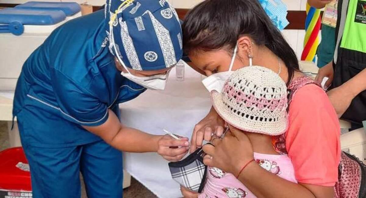 Las autoridades instan a vacunar a los menores para evitar mayores contagios de coqueluche. Foto: ABI