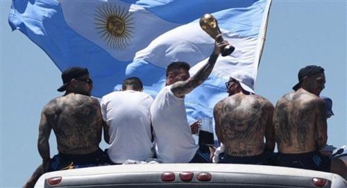 En medio de una fiesta, la selección de Argentina llega a Buenos Aires con la Copa del Mundo 