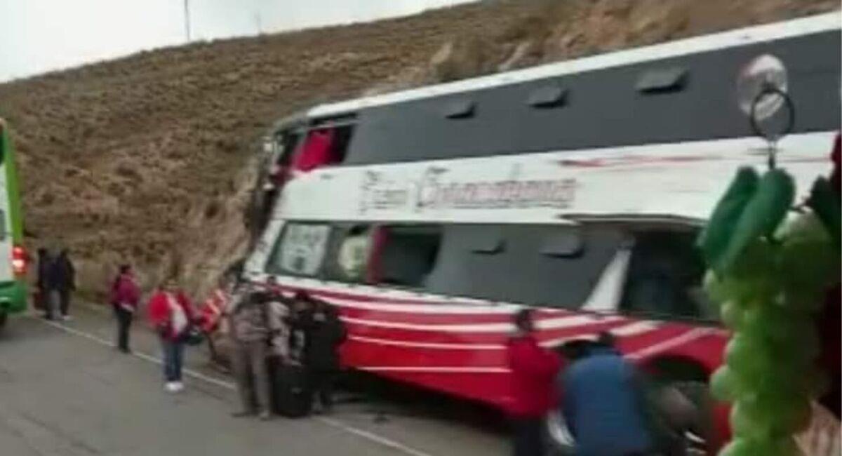 El accidente dejó un saldo de cinco heridos, los cuales no presentan heridas de gravedad. Foto: Facebook Red Pio XII Oruro