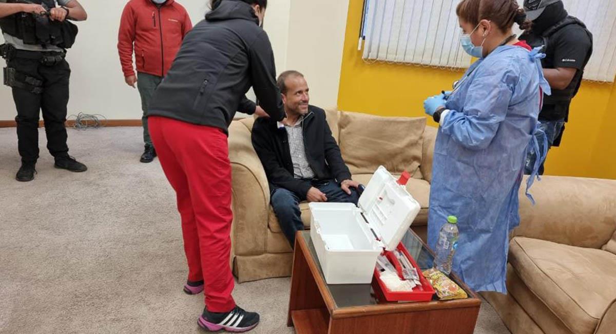 El gobernador de Santa Cruz, fue trasladado a La Paz y personal médico evaluó su estado de salud. Foto: Twitter @EDelCastilloDC