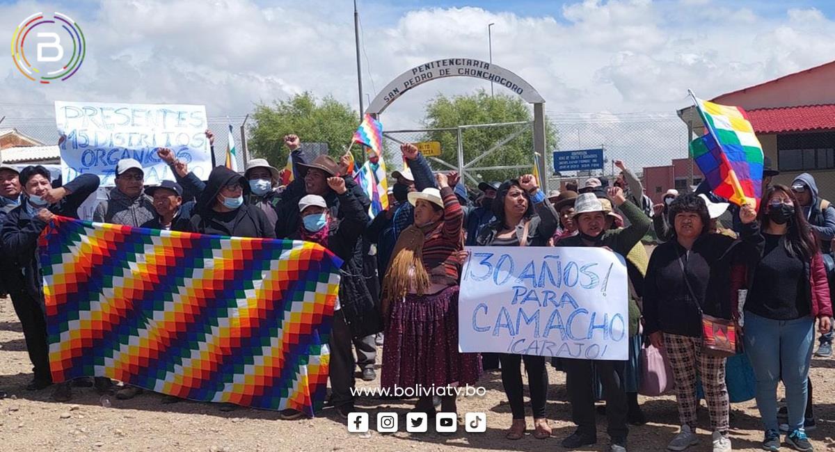 La vigilia se instaló en puertas del penal de Chonchocoro, donde Camacho se encuentra recluido. Foto: Bolivia Tv