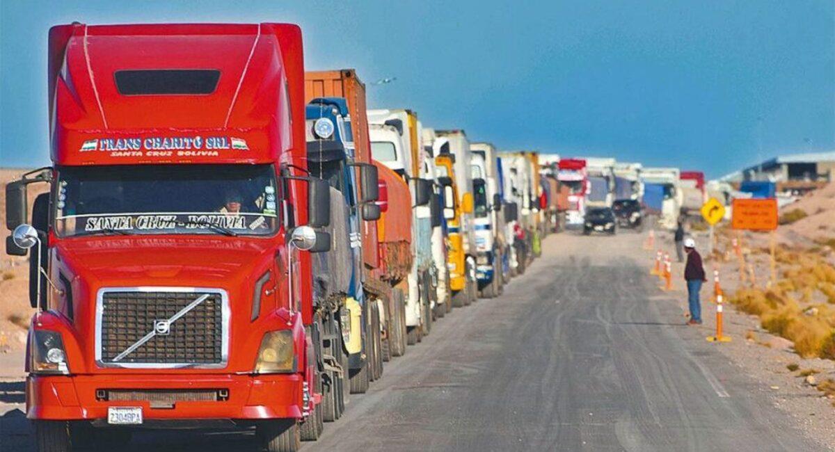 Al menos medio centenar de camiones se encuentran varados en Desaguadero. Foto: ABI
