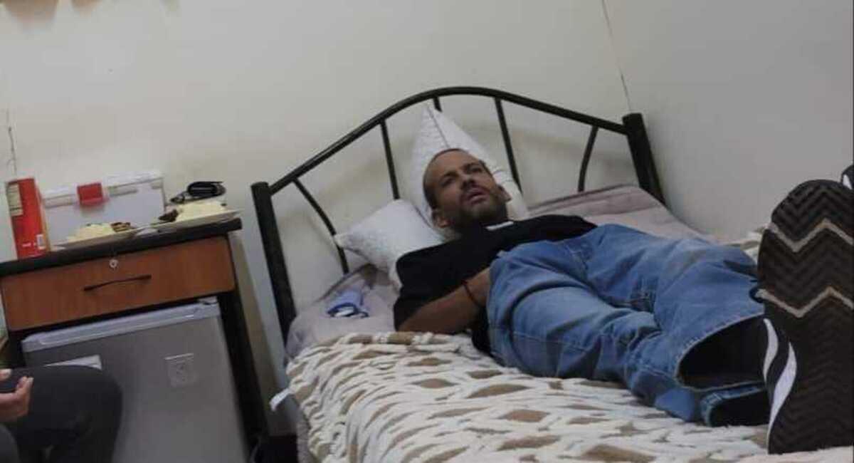 La fotografía publicada por Del Castillo muestra a Camacho recostado en una cama del penal. Foto: Facebook