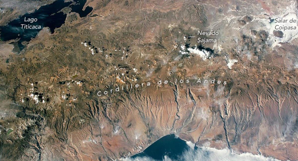 La NASA ha catturato questa immagine dallo spazio di Salar de Coipasa e Sajama