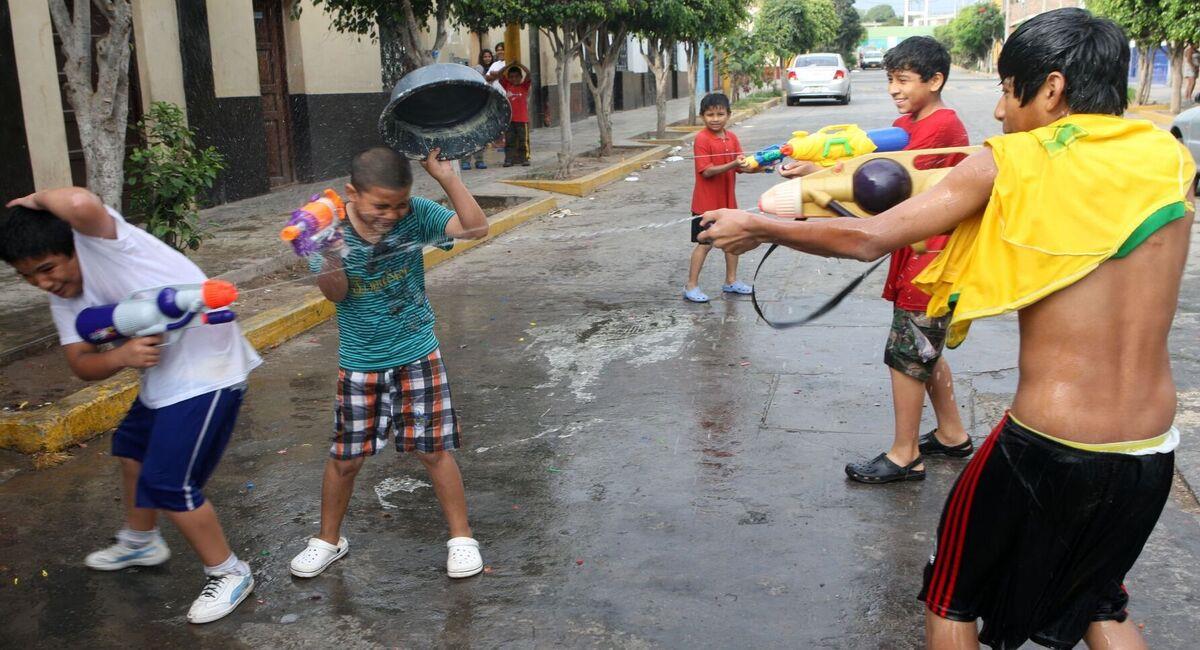 No se podrán usar globos, chisguetes o mangueras con agua. Foto: Andina