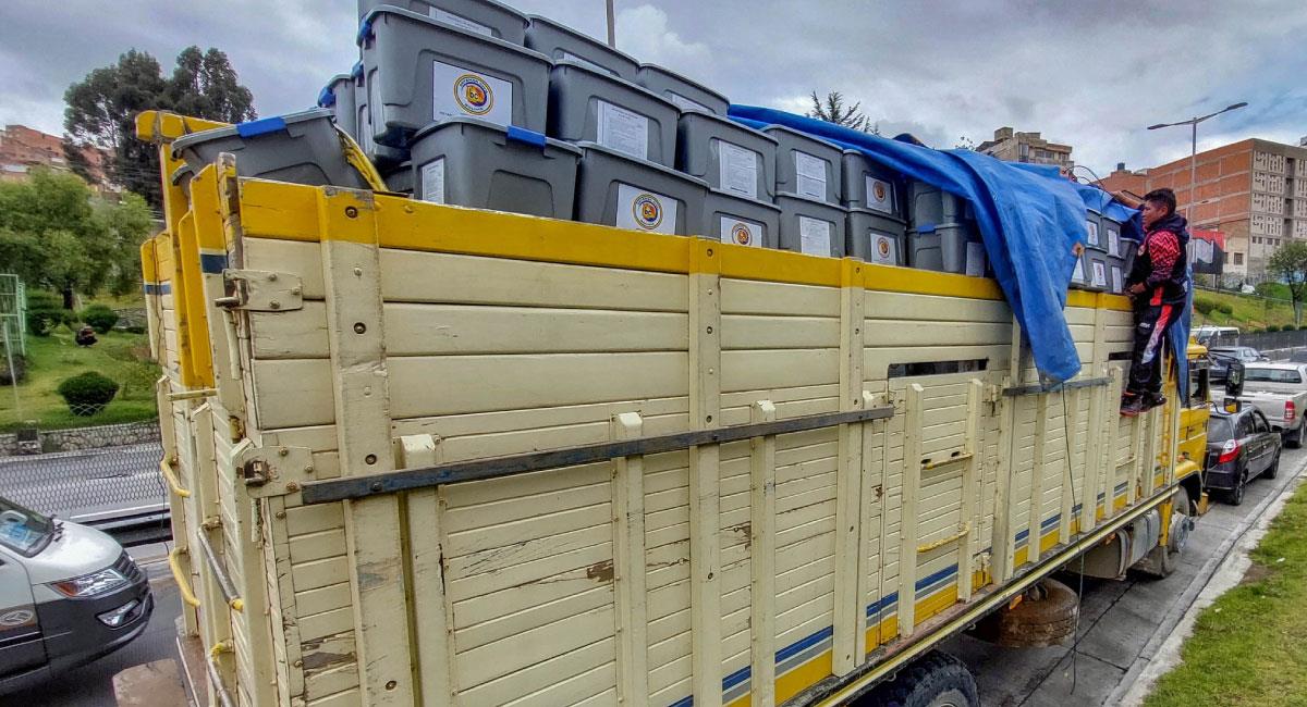 Transportistas parados en Perú reciben raciones secas y medicamentos. Foto: ABI
