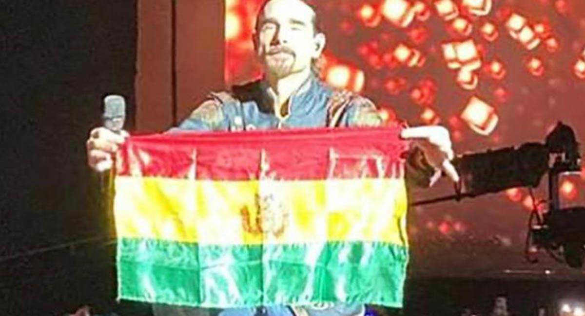 El cantante Kevin Richardsonn tomó entre sus manos la bandera boliviana y la alzó por unos minutos. Foto: Facebook @NatyValdivia