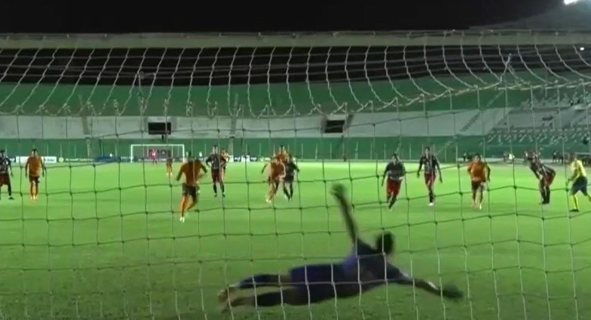 José Erik Correa de penalti marcó el empate para Royal Pari ante Independiente Petrolero. Foto: Youtube