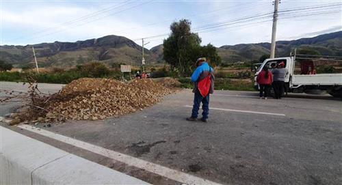 Por segundo día consecutivo sigue el bloqueo hacia Valle Alto, en San Benito 