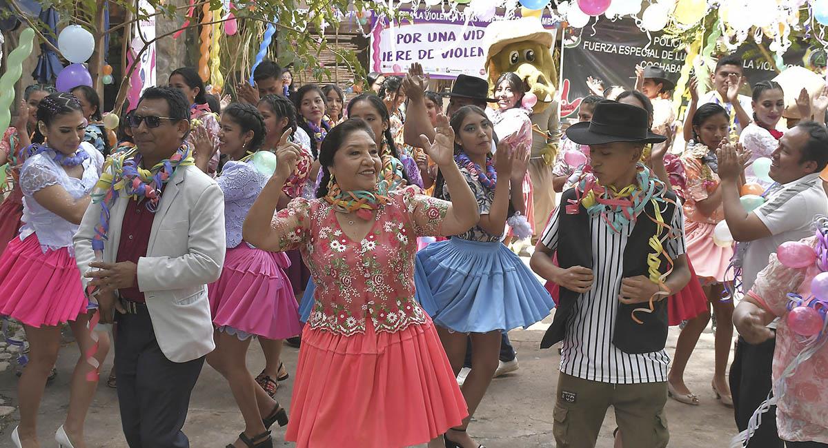 Las festividades de Carnaval resaltaron las costumbres originarias en su expresión cultural. Foto: EFE