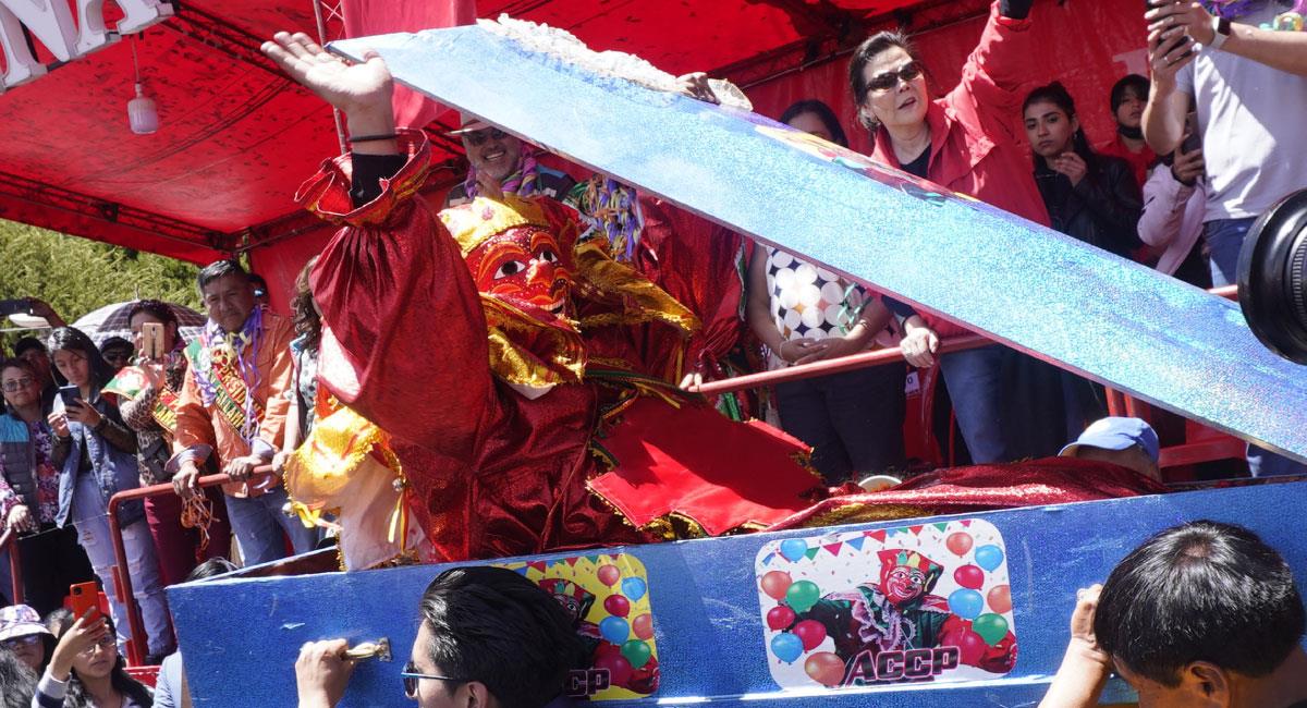 El travieso Pepino vuelve a su ataúd y despide el carnaval en La Paz. Foto: EFE