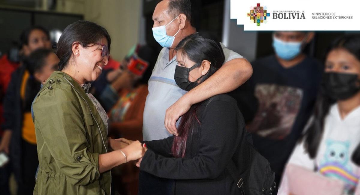 Familia afectada por el sismo en Turquía llegó a Bolivia. Foto: Twitter @MRE_Bolivia