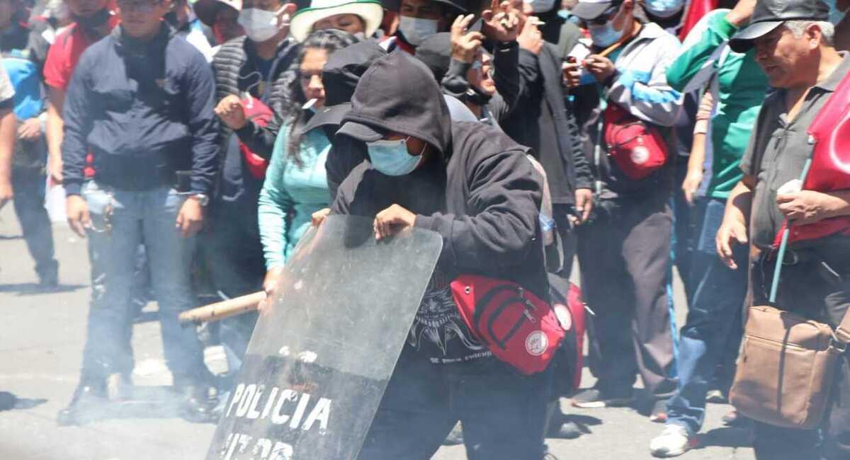 Con explosivos, los maestros se enfrentaron a la Policía Boliviana en puertas del Ministerio. Foto: Facebook Ministerio de Educación