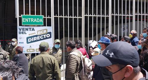 Bolivianos hicieron largas filas para comprar dólares en el BCB y terminaron molestos