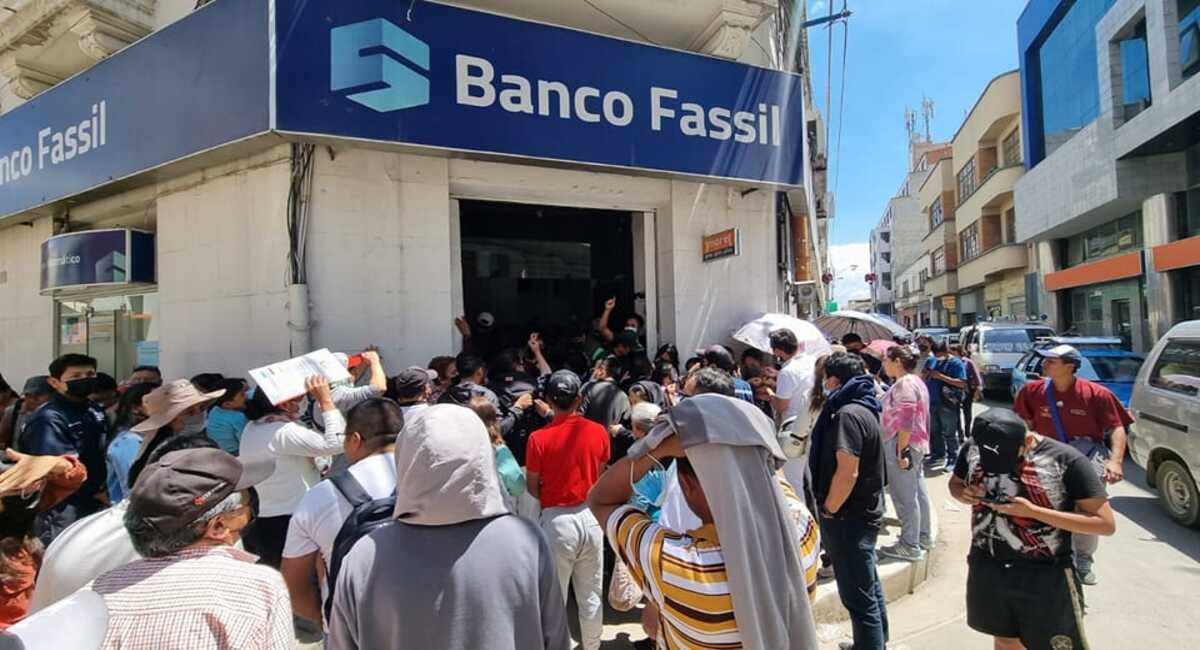 El banco aseguró que las filas se provocaron por rumores malintencionados. Foto: Facebook Claudio Rojas Prensa