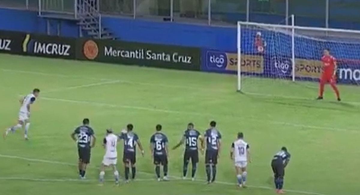Segundos previos al primer gol de Cañete desde el punto penal del Club Atlético Palmaflor. Foto: Youtube