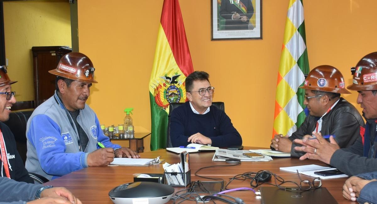 El comunicado señala que Villavicencio continua ejerciendo funciones como ministro. Foto: Facebook Ministerio de Minería y Metalurgia