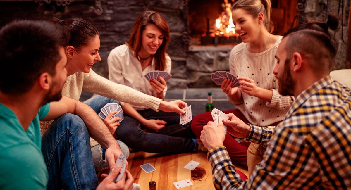 Los mejores juegos de cartas para disfrutar con tus amistades. Foto: Shutterstock