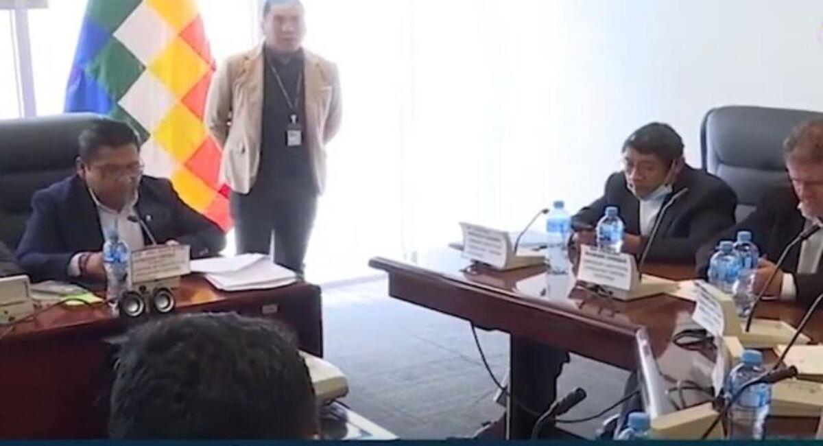 La ausencia de Lima también provocó un cruce de palabras entre parlamentarios. Foto: Captura Bolivia Tv