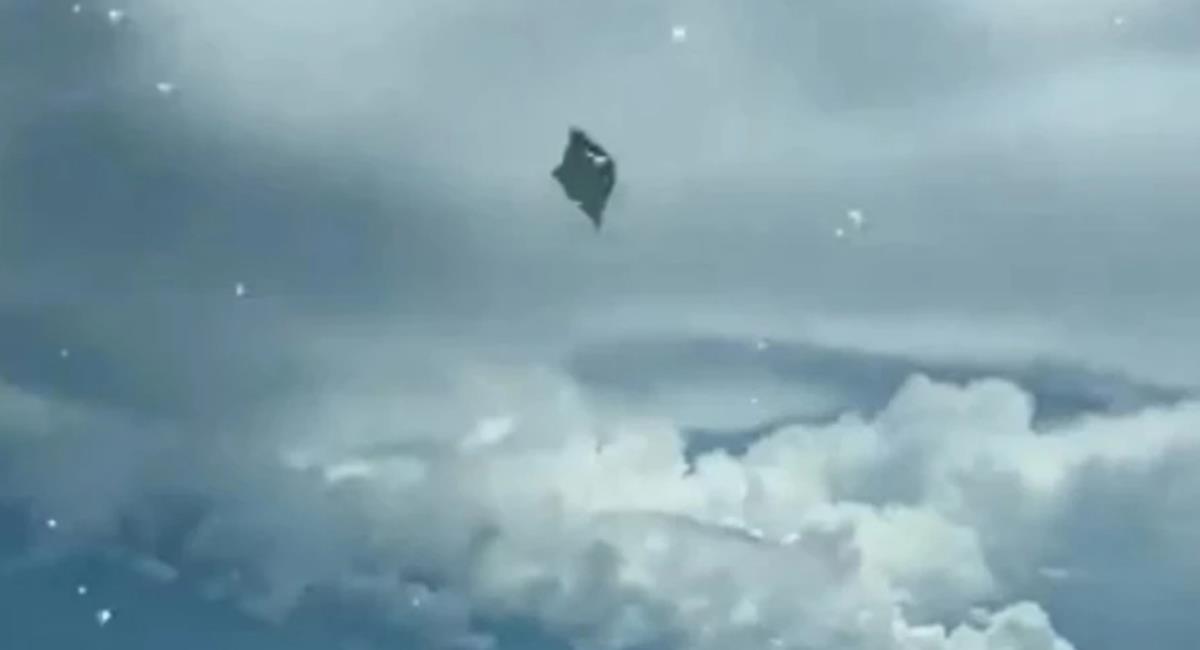 Un piloto captó en pleno vuelo un supuesto OVNI que lo acompañaba en el  cielo