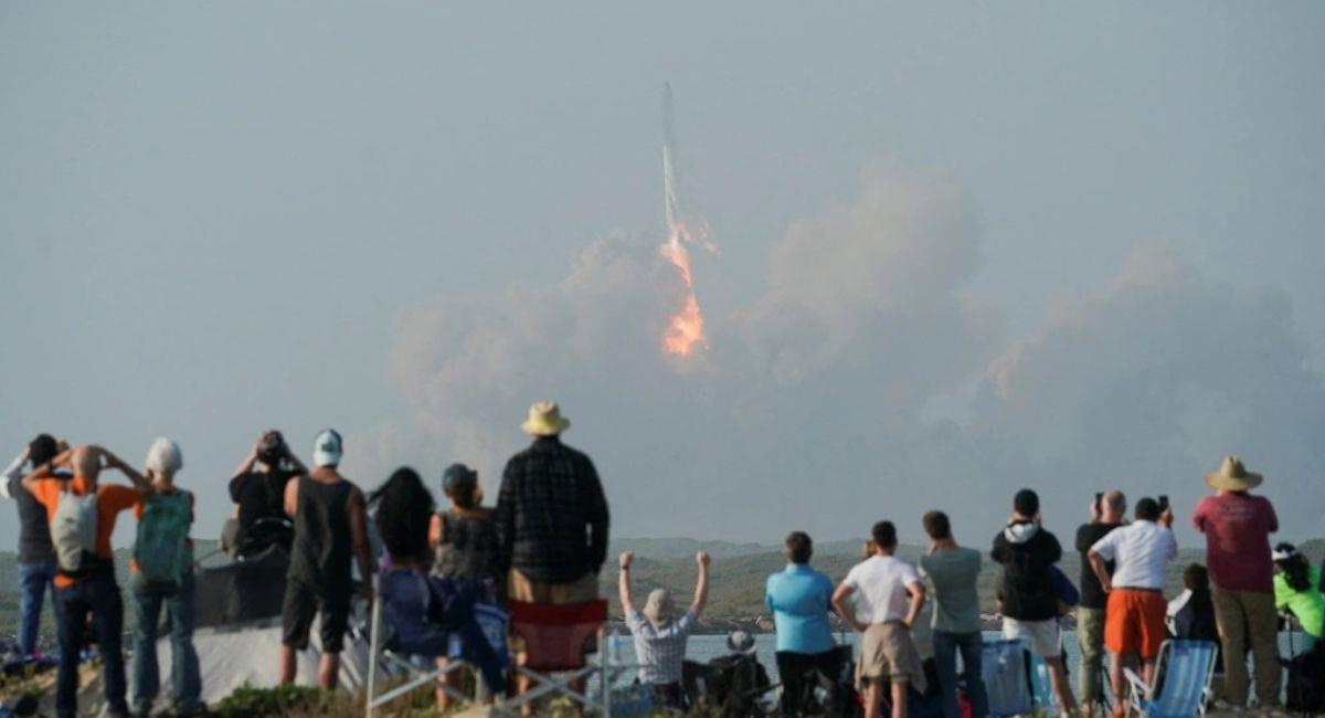 Los motores del Starship se paralizaron tras haberse elevado a 39 kilómetros de altura. Foto: Twitter Captura @AsociaciónAstronomía
