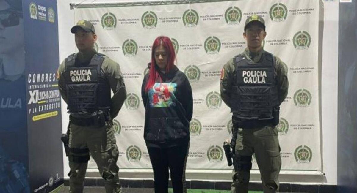 Tras su aprehensión la mujer fue imputada por el delito de secuestro extorsivo agravado. Foto: Fiscalía de Colombia
