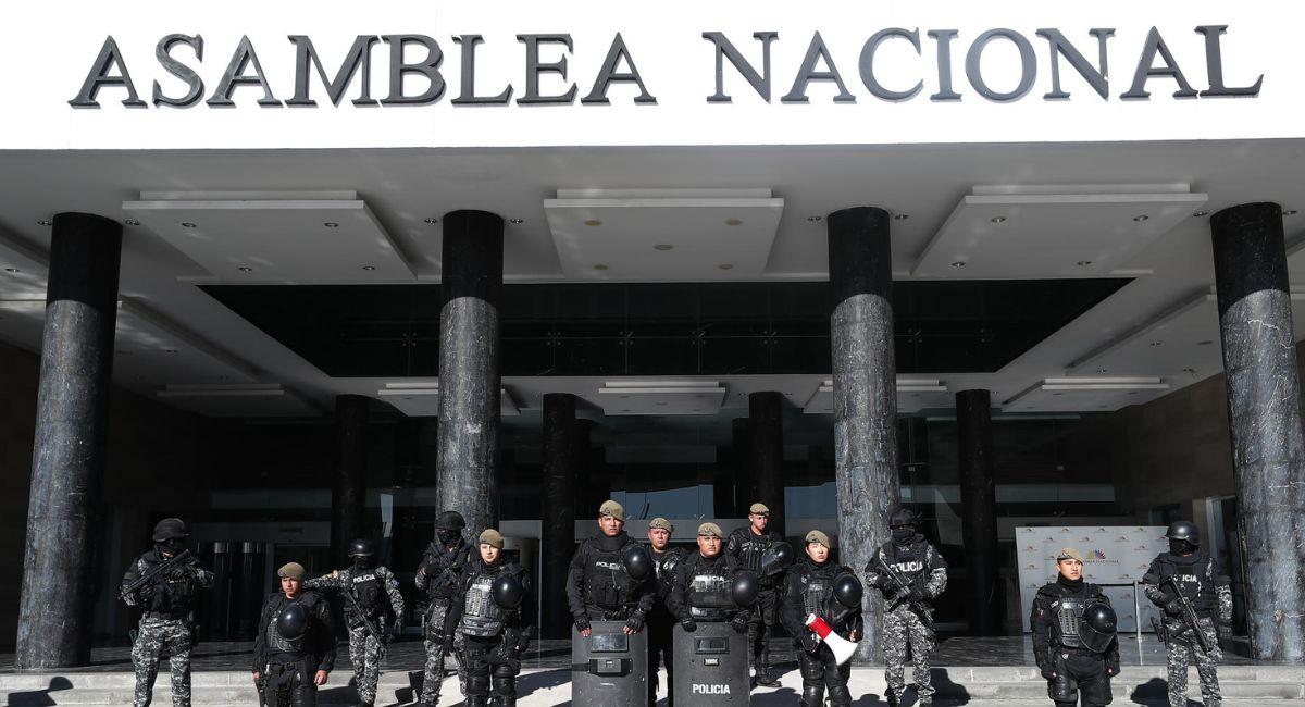 Los militares custodiaban las instalaciones de la Asamblea Nacional tras la disolución. Foto: EFE