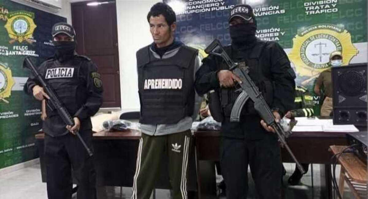 El sujeto fue encontrado con objetos que había comprado con el dinero robado a su abuela. Foto: Facebook Policía Boliviana