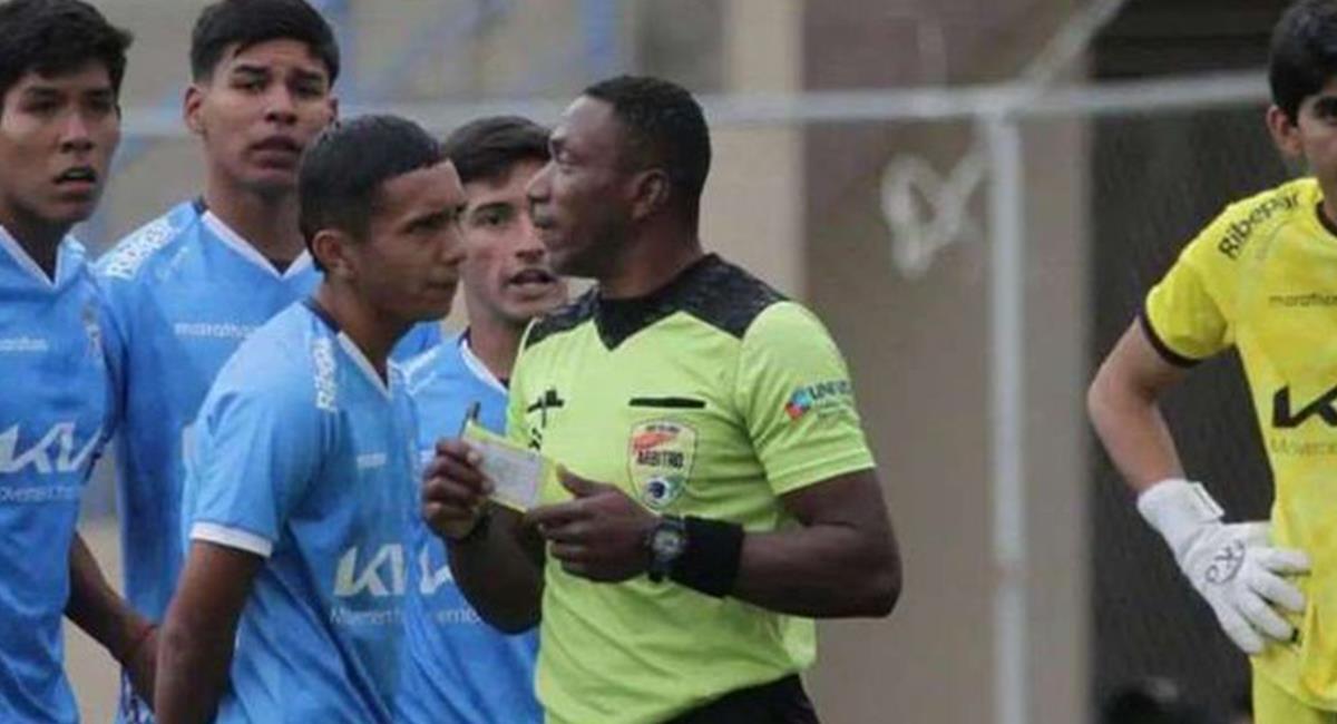 Denuncian racismo contra árbitro Sergio Pérez en la semifinal de la Sub-20. Foto: Twitter Captura @grupoeldeber