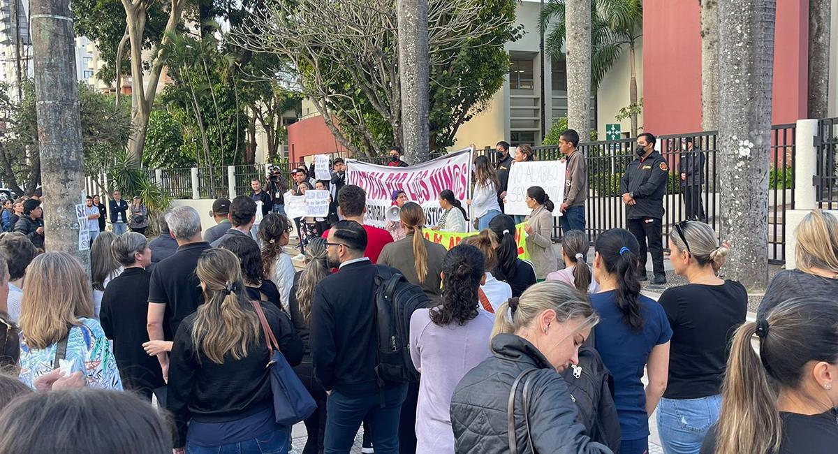 Los padres de familia hicieron una protesta en las adyacencias del Colegio Alemán de Santa Cruz. Exigen den con los responsables. Foto: Twitter Captura @PepePomacusi