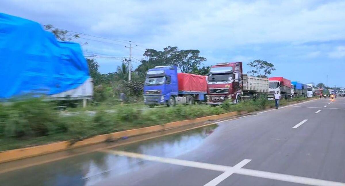 Los camiones de trasporte pesado que se encontraban en el lugar fueron retirados y las vías quedaron expeditas. Foto: Facebook Captura Dinámica Popular