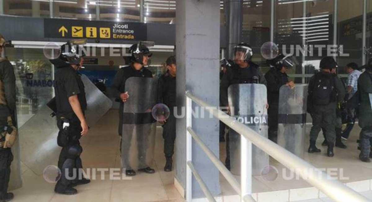 Familiares y allegados de los detenidos tomaron en medida de presión el Aeropuerto de Riberalta. Foto: Twitter Captura @Unitel