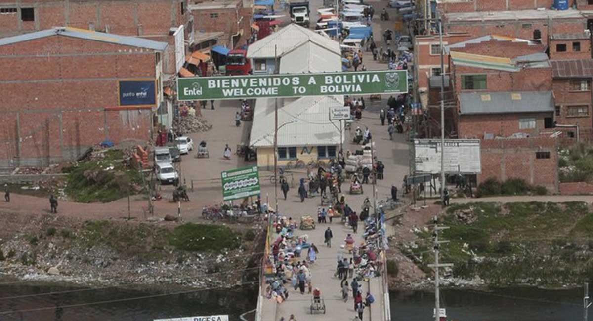 El puente internacional entre Perú y Bolivia se mantenido bloqueado por protestantes que exigen la renuncia de la presidenta. Foto: Twitter Captura @ForbesPeru