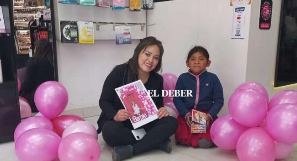 La niña regresó a la tienda donde le tomaron la foto para vender sus dulces y se enteró que era la "Barbie boliviana". Foto: Twitter Captura @ElDeber