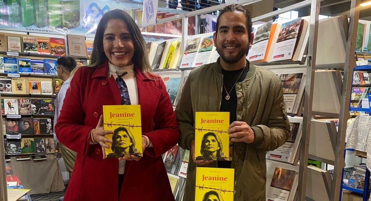 El libro de Añez puede ser adquirido en el stand de Fundación Xavier Albó, en el Pabellón Rojo. Foto: Facebook Jeanine Añez